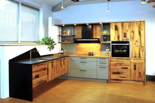 Linoleum lässt sich harmonisch in Kombination mit anderen Materialien verarbeiten und ist geeignet für den Einsatz im Küchenalltag. Hier wurde Linoleum mit Altholz kombiniert, von Pfister Möbelwerkstatt.