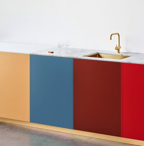 Auf den ersten Blick sehr mutig zeigt sich die Verbindung von vier Farben mit Gold und Marmor. Das entspricht fast schon einem Kunstobjekt. Dennoch erscheint das Gesamtbild super edel und nicht unruhig. Das liegt vor allem daran, dass der Raum rundherum schlicht gehalten ist. Aus der Serie „Match“, entworfen vom Design Studio Muller Van Severen für Reform. 