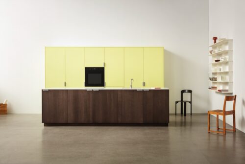 Es kann hübsch aussehen, mal eine ungewöhnliche Farbe zu verwenden, so wie dieses Gelb. Das macht sofort gute Laune. Damit es aber nicht kitschig wirkt oder man sich schnell leid sieht, wird es mit dem edlen dunklen Holz aufgewertet. Aus der Linie „Unit“ von Reform, entworfen von Aspekt Office.