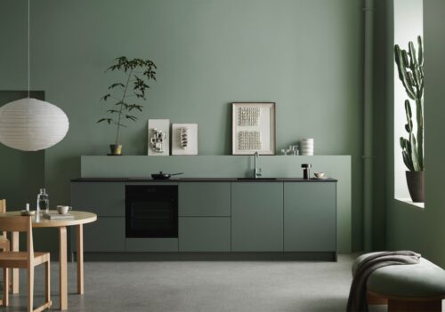 Der dänische Küchenhersteller Kvik hat gerade seine nachhaltige Küche „Veda“ mit Fronten aus recyceltem MDF lanciert. Auch die Laminat-Arbeitsplatte hilft, einen höheren Recyclinganteil zu erzielen. Insgesamt besteht dieses Küchenmodell bereits zu etwa 40-50 Prozent aus recyceltem Material.