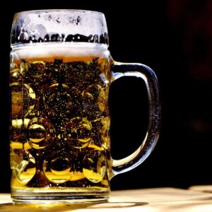 Zu einem kühlen Bier im Garten gehört ein angemessenes Trinkgefäß. Ein Bierkrug, der einen oder einen halben Liter fasst, ist hier oft die richtige Wahl. 