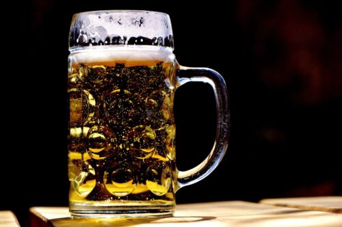 Zu einem kühlen Bier im Garten gehört ein angemessenes Trinkgefäß. Ein Bierkrug, der einen oder einen halben Liter fasst, ist hier oft die richtige Wahl. 