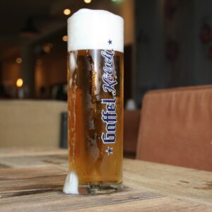 Die Kölner Stange oder Kölschstange ist ein zylindrisches Bierglas. Es hat eine hohe (ca. 150 mm) und schlanke (ca. 50 mm Durchmesser) Form und ist das klassische Glas für den Ausschank von Kölsch.[