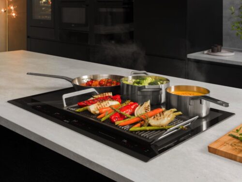 Um flexibel zu kochen, ist ein Kochfeld gut, das verschiedenen Anforderungen gerecht wird. Dazu gehört auch das Induktionskochfeld „TotalFlex“ von AEG. Das Kochfeld erkennt automatisch die Größe der verwendeten Töpfe und Pfannen.