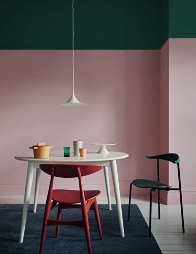 Die Farben sind sehr unterschiedlich und bilden doch eine tolle Harmonie. Markant ist die Form von Tisch, Stühlen und Lampe. Wandfarben von Elle Decoration by Crown.   