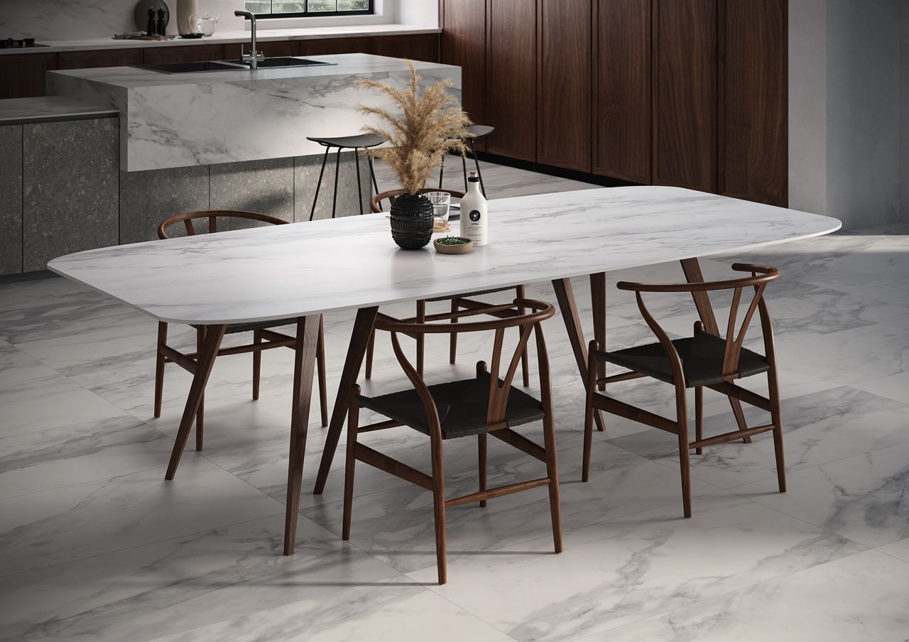 Marmor ist eines der Hauptthemen in dieser Küche. Optisch edel ist die dünne Tischplatte. Tisch „Vasari“ von Atmosfere, einer Marke der Terratinta Group.