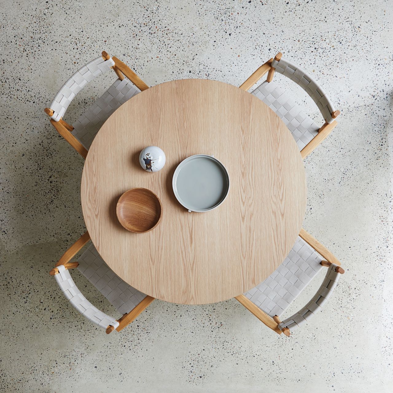 Ein runder Tisch strahlt Harmonie aus. Die Platte ist aus massivem Eichenholz. Von Form and Refine.