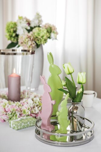 Ein süßer Blickfang für die Tafel, der garantiert nicht weghoppelt: Die wunderbaren Hasen prägen die Deko. In soften Frühlingsfarben haben sie ihren Platz gefunden. Dazu harmonieren die edlen Elemente mit Silber. Alles von Fink Living.