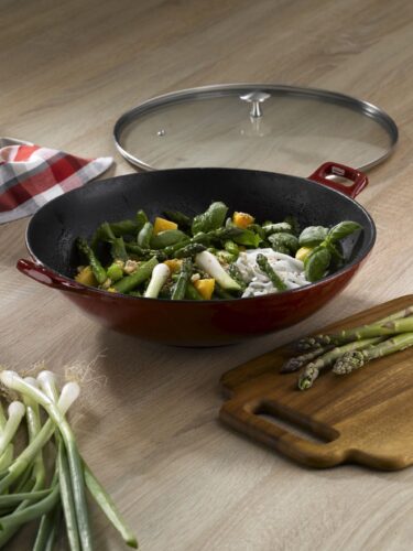 Spargel im Wok zubereitet schmeckt modern und lecker. Der Wok-Topf ist aus Gusseisen, innen ist er schwarz, außen rot emailliert, von Kela.