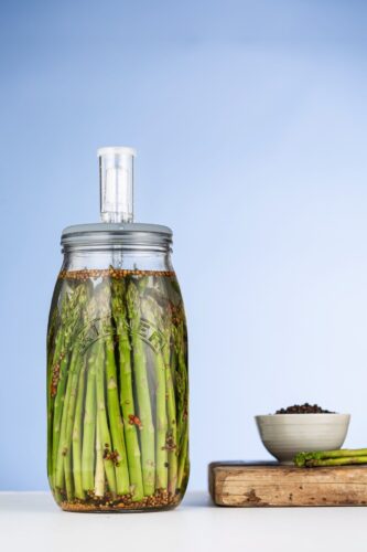 Wer Spargel lange haltbar machen will, kann ihn fermentieren. Das gelingt mit dem Fermentations-Set von Kilner.