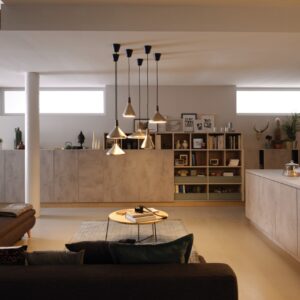 Das Modell von Schmidt Küchen wirkt gemütlich mit seinem angesagten Betonstyle. Das helle Dekor lässt sich schön mit Holz oder schlichten, hellen Fronten kombinieren.