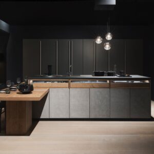 Die Kombination aus Beton-Fronten, Holz und dunklem Grau macht diese Küche sehr edel. Eine Besonderheit sind die beleuchteten Vitrinen-Schubladen. Oberflächen-Programm „Pearl“ von Leicht.