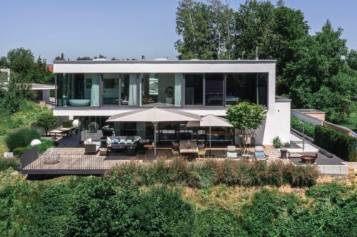 Die Terrasse als Verlängerung des Wohn- und Essbereichs: Hier schmecken die frisch zubereiteten Mahlzeiten gleich doppelt lecker. Foto: Nico Grund Photography