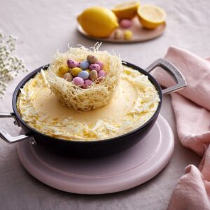 So ein köstliches Osternest! Denn es ist aus weißer Schokolade und sitzt auf einem Biskuitkuchen. Der Kuchen kann natürlich in jeder Form gebacken werden, aber richtig dekorativ sieht es in dem Topf von Le Creuset aus.