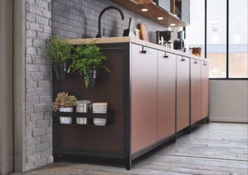 Extra dafür kreierte Pflanzhalterungen und Übertöpfe lassen sich an die dekorativen Gitter des Küchen-Konzept „L’épicerie“ von Schmidt Küchen hängen. Die Küche ist aus der Serie „Loft Coral Alabama“ auch von Schmidt Küchen. 