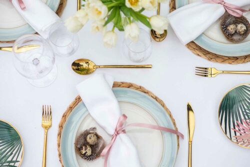 Ein bisschen Sparkle geht immer! Gold unterstützt die Wirkung von Weiß und den zarten Pastelltönen. Elemente von The Fine Cotton Company.
