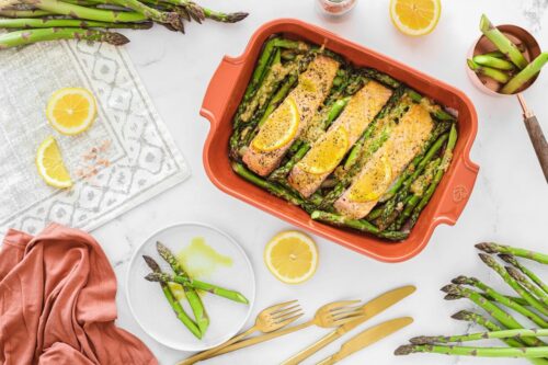 Auch ein Auflauf mit Spargel ist eine kulinarisch gute Idee. Die Keramik-Auflaufform „Appolia“ schafft es, dass das Essen lange warm bleibt und dekorativ serviert werden kann. Von Peugeot. 