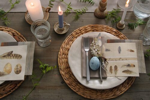 So geschmackvoll ist die Deko für die Ostertafel zusammengestellt. Federleicht wird das Ambiente durch zarte Beigetöne. Ein Hingucker ist das kleine Trockensträußchen. Alle Accessoires sind von IHR.