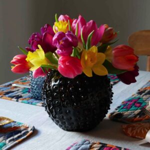 Was an Ostern unbedingt dabei sein muss, ist ein bunter Strauß mit frischen Blumen. Ein toller Kontrast ist die schwarze Vase von The Salonette, die die Power-Wirkung der Blumen noch unterstreicht.  