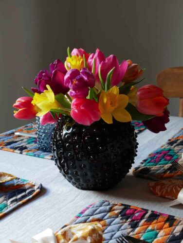 Was an Ostern unbedingt dabei sein muss, ist ein bunter Strauß mit frischen Blumen. Ein toller Kontrast ist die schwarze Vase von The Salonette, die die Power-Wirkung der Blumen noch unterstreicht.  
