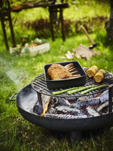 Spargel zu grillen, ist vor allem im Sommer reizvoll. Der Aufsatz-Rost sorgt für die richtige Entfernung zur Kohle. Von Scanpan.
