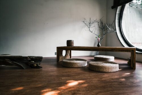 Japanische Esstische sind traditionell niedriger als in Europa und werden mit Sitzkissen kombiniert. Foto: Photo by Daniel Chen on Unsplash