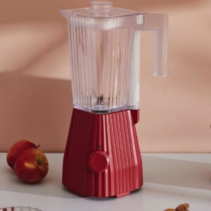 Plissé-Falten, die man aus der Mode kennt, wurden für das Design des Mixers von Alessi verwendet. Hier lassen sich leckere Smoothies oder Suppen zubereiten. 