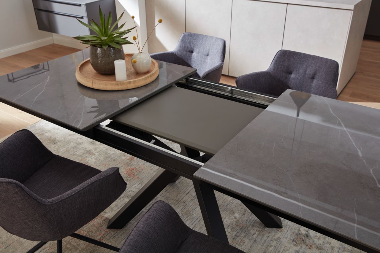 Sehr massiv ist die Tischkonstruktion von Mondo. Hier lässt sich eine Zwischenplatte einsetzen und es entsteht zusätzlicher Platz. Ideal auch fürs Home Office oder viele Gäste. 