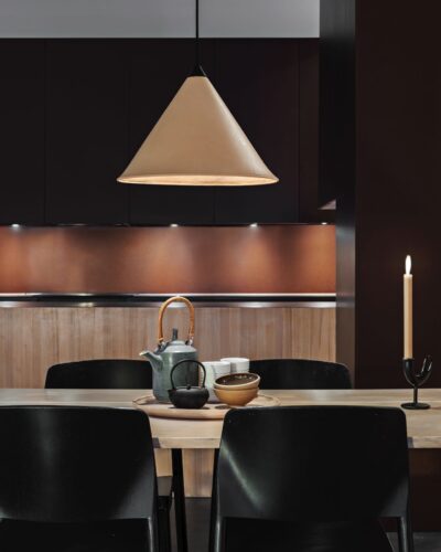 Sehr breit strömt das Licht aus dem Schirm „Namibia“ aus pflanzlich gegerbtem Leder von Cuero Design und sorgt für ein behagliches Licht.