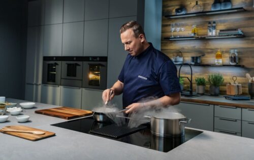 Dank des Induktionskochfelds mit Muldenlüfter kann Sternekoch Tim Raue sich voll auf seine Leidenschaft konzentrieren: der Zubereitung perfekter Mahlzeiten. Foto: Samsung / Tim Raue