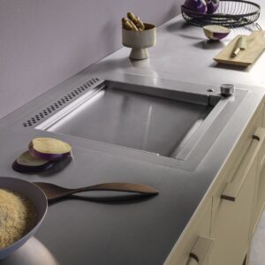 Die Edelstahl-Linie »Kitchen Workstation« von Fantini ist mit einer kathodischen Tauchlackierung veredelt, die der Rostbildung vorbeugt und damit für den Einsatz als Outdoor-Küche bestens geeignet ist.