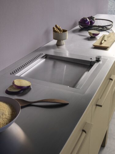Die Edelstahl-Linie »Kitchen Workstation« von Fantini ist mit einer kathodischen Tauchlackierung veredelt, die der Rostbildung vorbeugt und damit für den Einsatz als Outdoor-Küche bestens geeignet ist. 
