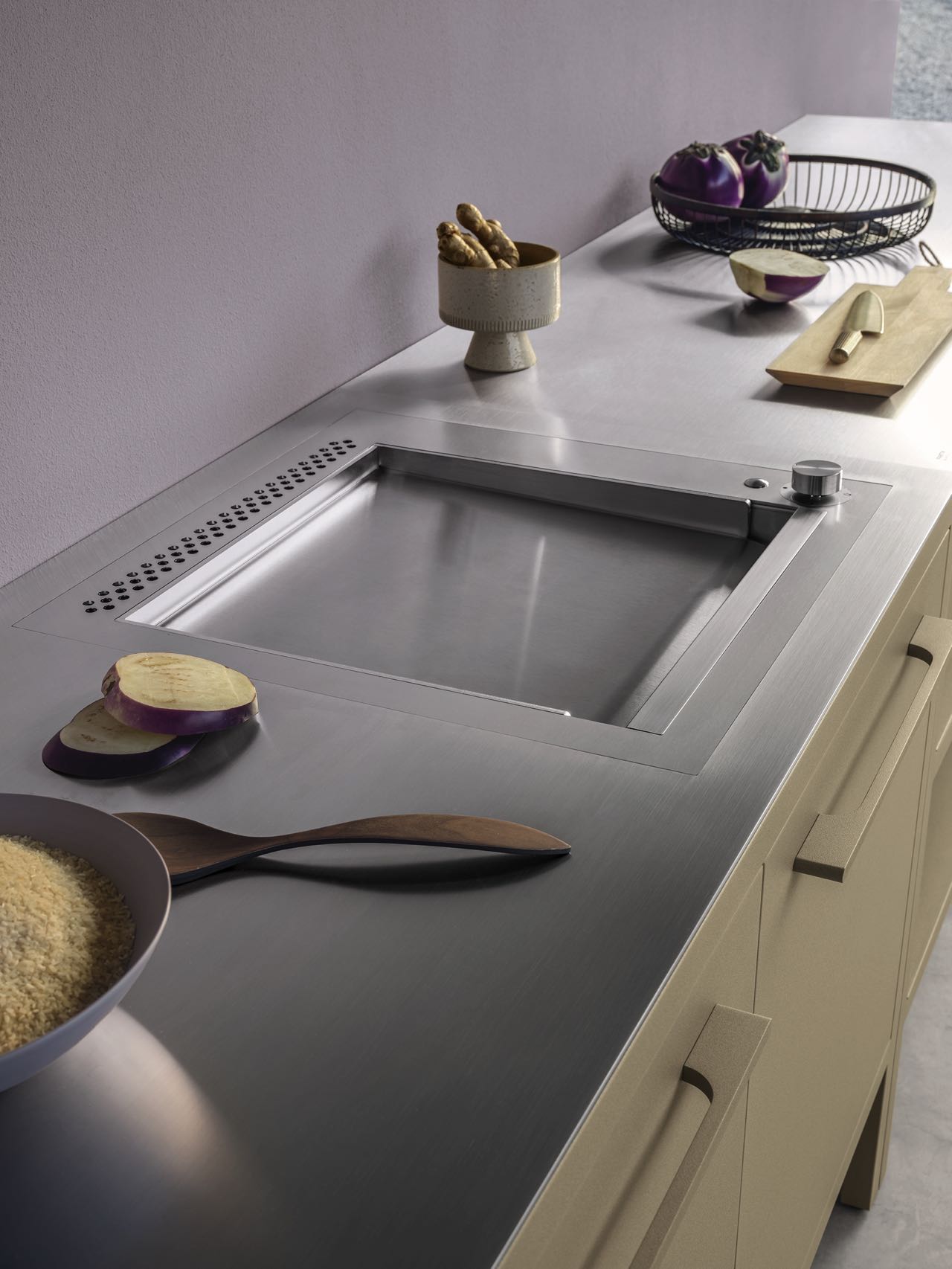 Die Edelstahl-Linie »Kitchen Workstation« von Fantini ist mit einer kathodischen Tauchlackierung veredelt, die der Rostbildung vorbeugt und damit für den Einsatz als Outdoor-Küche bestens geeignet ist. 