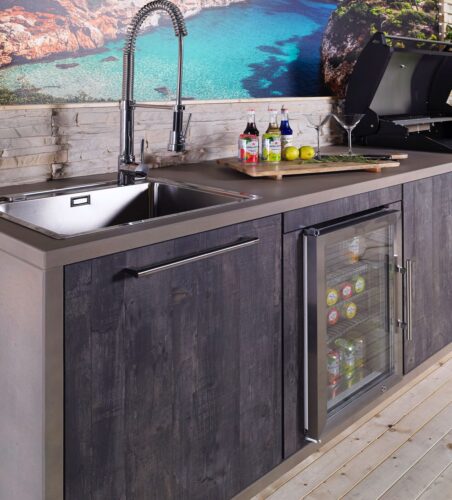 Rustikale Küchenfronten im Beach-Look, integrierter Kühlschrank, leistungsstarker Grill: Mit individuell konfigurierbaren Outdoor-Küchen wird das Kochen unter freiem Himmel zum echten Erlebnis. Foto: VDM / Störmer