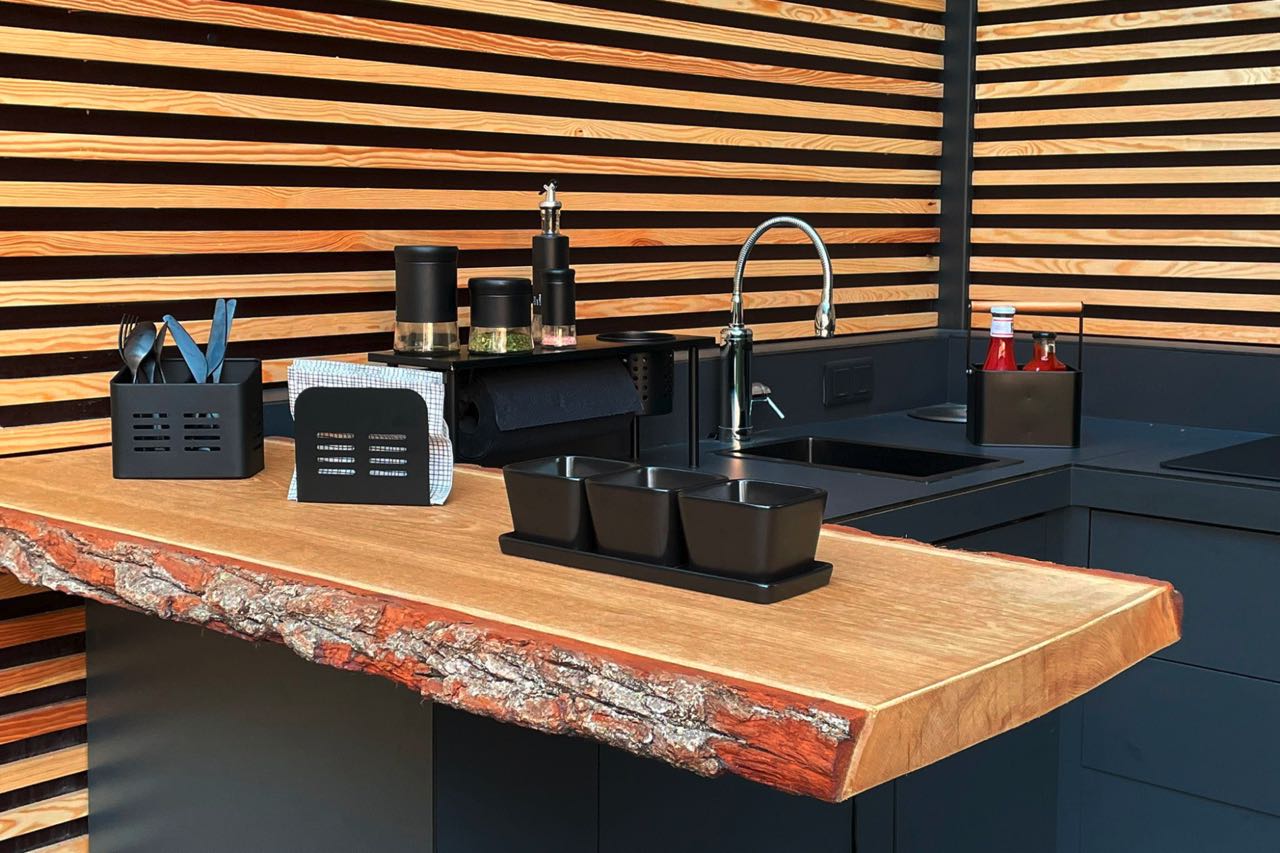 »Black Outdoor-Kitchen« setzt die Trendfarbe Schwarz in Szene – für den maximalen Outdoor-Genuss. Foto: WENKO