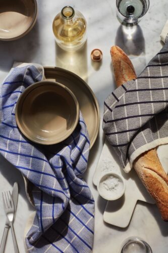 Das Keramikgeschirr aus der Serie „Nordic Bistro“ und die groben Handtücher passen toll zum Industrial-Style. Von Broste Copenhagen.