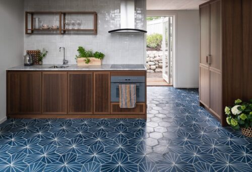 Was für ein Hingucker-Boden! In Hexagon-Form sind die Zement-Fliesen vom schwedischen Label Marrakech Design angeordnet. Die weißen Linien auf dem dunklen Marineblau erinnern an Sonnenstrahlen. „Dandelion“ aus der Serie „Claesson Koivisto Rune“.