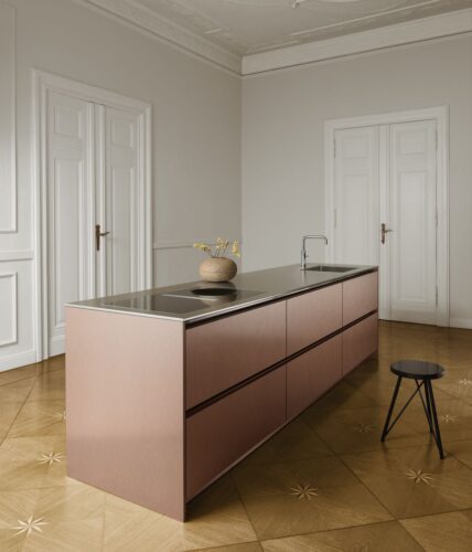 Ganz extravagant ist der Parkettboden mit Intarsienmuster. Das liegt vor allem am integrierten Stern, der für antiken Charme sorgt. Im Kontrast dazu steht die moderne und minimalistische Küche von SieMatic.  