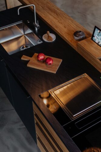 In einer Industrie-Küche wird viel gekocht, insbesondere auch rustikale Gerichte, wie ein Steak. Das lässt sich auf einem Teppanyaki-Grill unkompliziert umsetzen. Küche von Walden. Foto: Walden