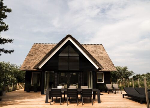 Die Villa Zilverduin auf Ameland überzeugt mit einer 1A-Lage, geschmackvoller Einrichtung und einer traumhaften Küchenlandschaft. Foto: Studio Toff