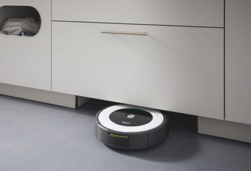Küchenstaubsauger mit Privatparkplatz: unauffällig in den Küchensockel verbaute Saugroboter-Garage. Foto: Schüller Möbelwerk KG / iRobot Germany GmbH