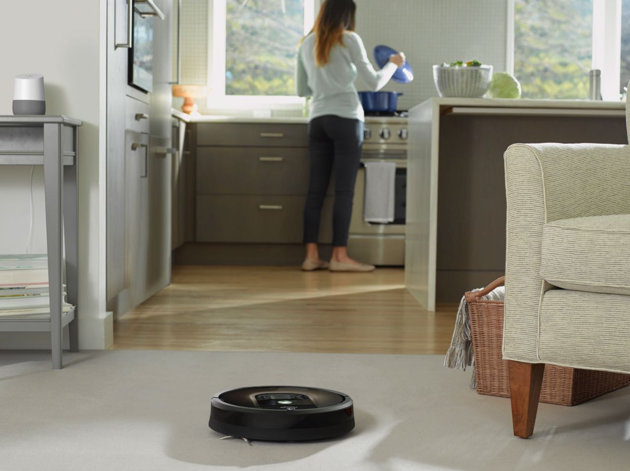 Staubsauger-Roboter im Einsatz: Ein automatischer Küchensauger schafft Freiraum im Alltag und spart wertvolle Zeit. Foto: iRobot Germany GmbH
