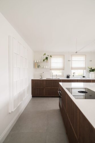 Ausgewogener Farb-Mix: Reform-Küche mit Fronten aus dunkelbraunem Massivholz und einer hellen Arbeitsplatte. Foto: Studio Toff