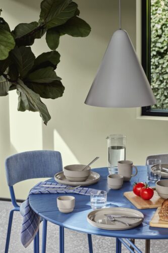 Das tolle Himmelblau verbreitet schon beim Frühstück gute Laune. Die Wirkung ist besonders schön, wenn dann der Rest schlicht gehalten ist. Tisch und Stuhl „Oda“. Alles von Broste Copenhagen.