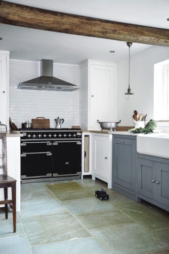 Die Vintage-Optik der Geräte von Falcon bedeutet nicht, dass ihre Qualität antiquiert ist. Ganz im Gegenteil, sowohl der Rangecooker „Elise 110“ als auch die Kaminhaube in Stainless Steel sind mit höchsten technischen Standards ausgestattet. 