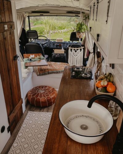 Ein schönes Küchen-Design, das ist auch in einem Campingwagen möglich. Bester Beweis ist diese stilvolle Miniküchenzeile. Foto: Christophorus Verlag