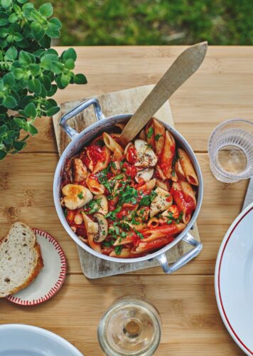 Tomatenpenne mit Pilzen und Hähnchen. Credit: Delius Klasing