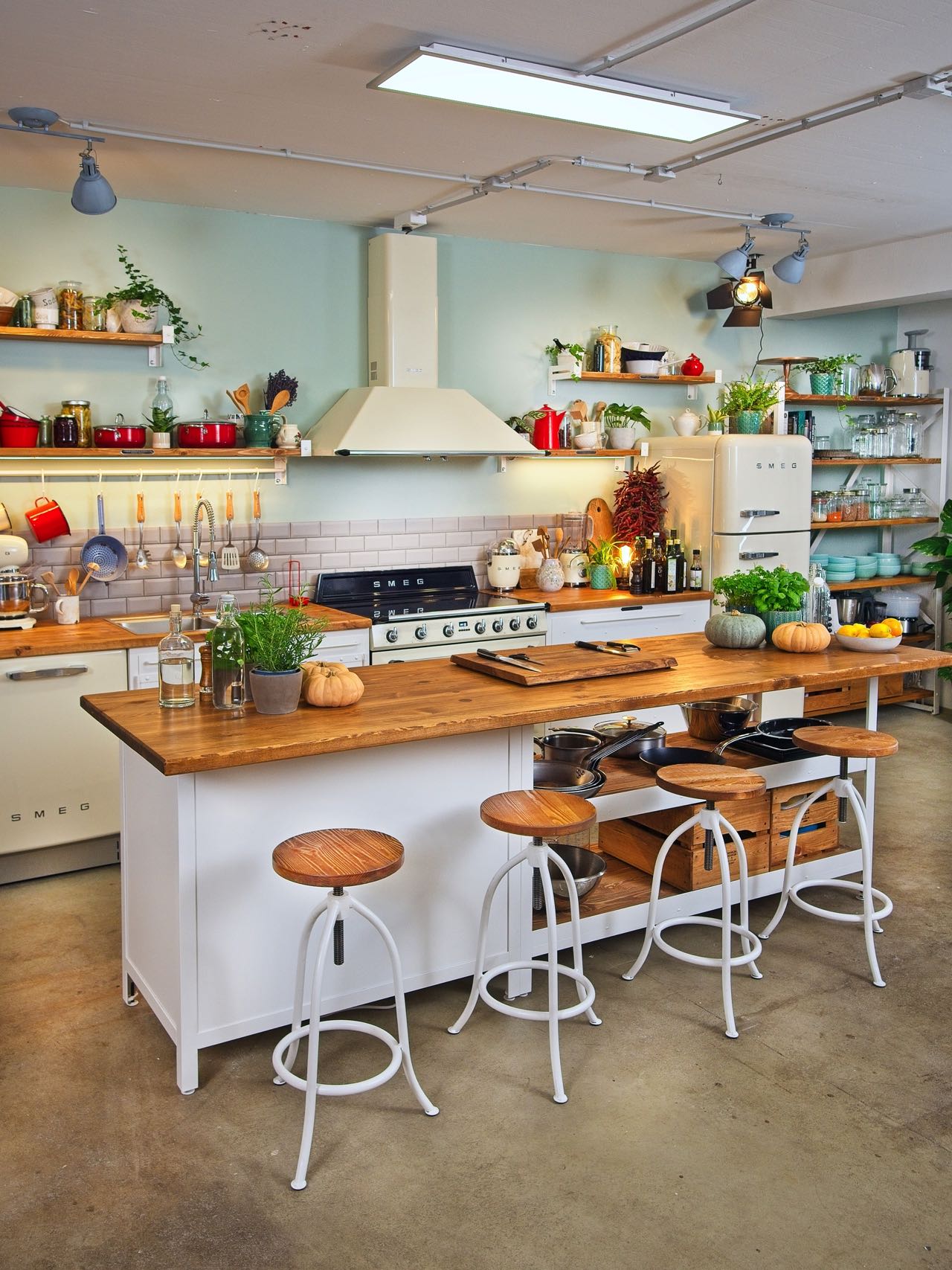 Viel Platz zum gemeinsamen Schnibbeln, Reiben und Abschmecken: die Authenic Kitchen Kücheninsel in der Kochschule Veecoco. Foto: Smeg