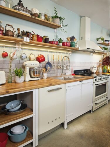 In der veganen Kochschule Veecoco dreht sich alles um den natürlichen Genuss. Herd, Küchenmaschine und andere Geräte in Beige überlassen den feinen Gerichten die Bühne. Foto: Smeg