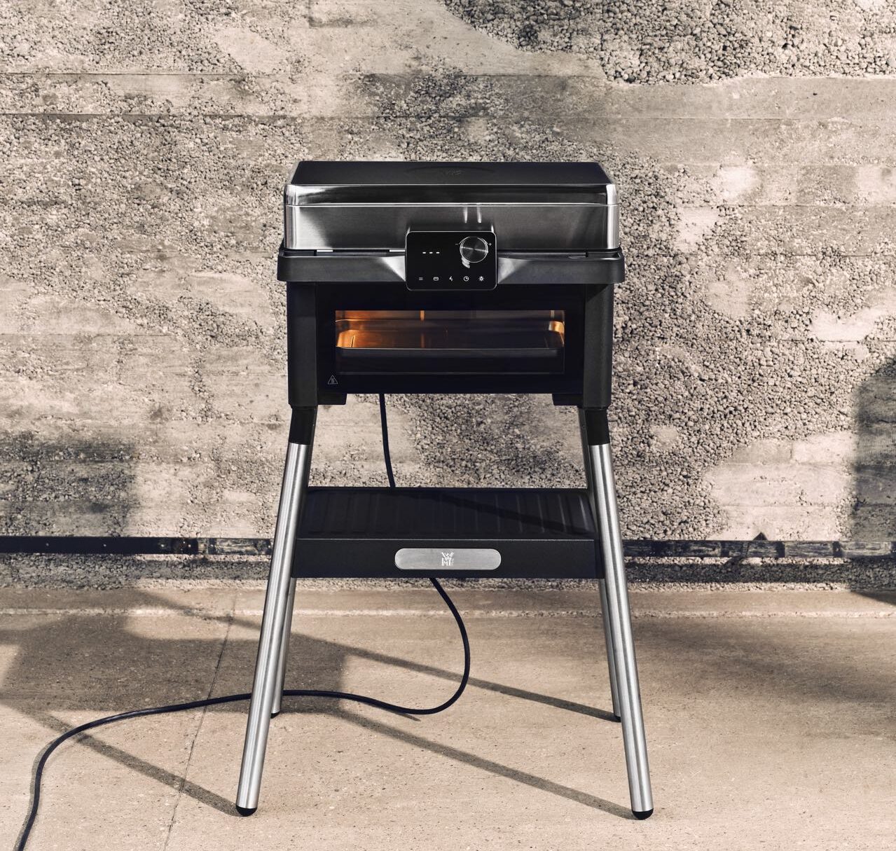 WMF hat einen Grill mit integriertem Ofen entwickelt. Der „Profi Plus Urban Master Grill“ lässt sich auch auf dem kleinsten Balkon einsetzen. Innovativ: Hier kann man sogar backen und einem Kuchen oder Auflauf als Nachtisch vorbereiten, ca. 700 Euro. 